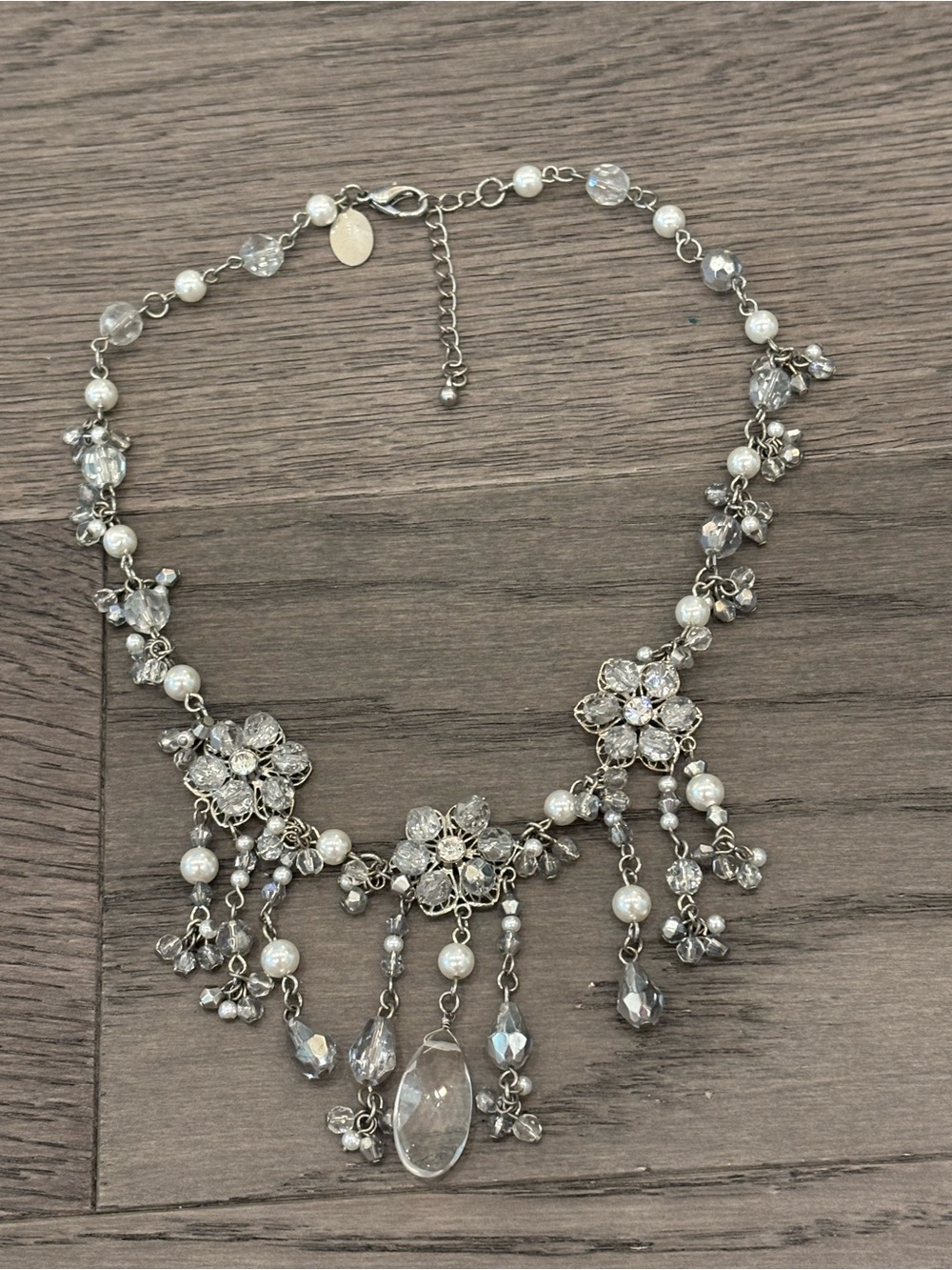 🩶🤍WHBM Crystal Floral Statement Necklace in Silver and Pearl🩶🤍